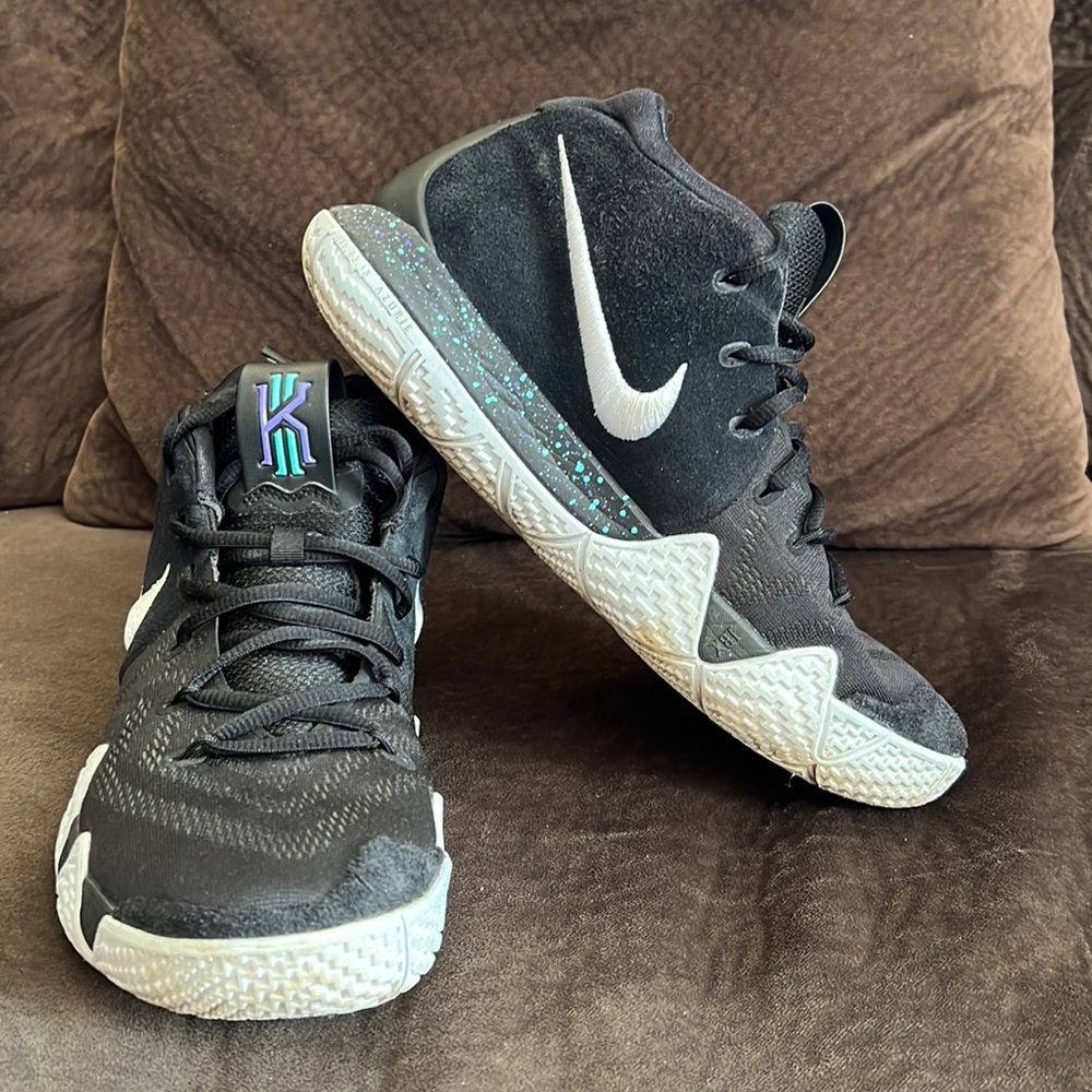 Pre-Owned Nike Kyrie Irving Sneakers (Mens) Size 9.5 Black/White